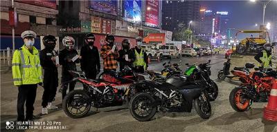 摩托车“炸街”很拉风？荆州交警：查你没商量！