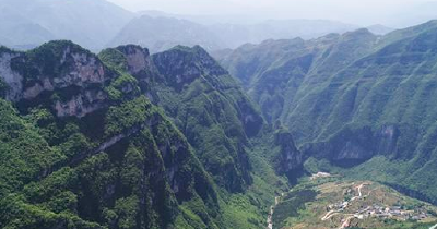 刚失去儿子的老父亲：我期望大家再努力一把，我们公路就修通了