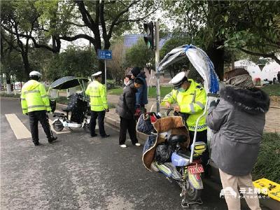 街头“晴雨伞”隐患多，荆州民警拆除保安全