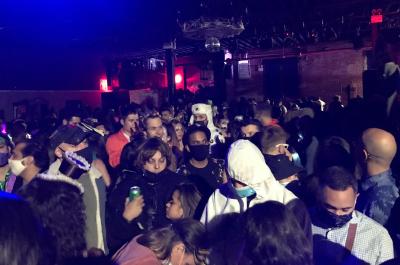 不戴口罩聚众狂欢 纽约警方突击搜查近400人万圣节派对