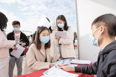 武汉两高校举行毕业生供需见面会，近600家企业进高校揽才