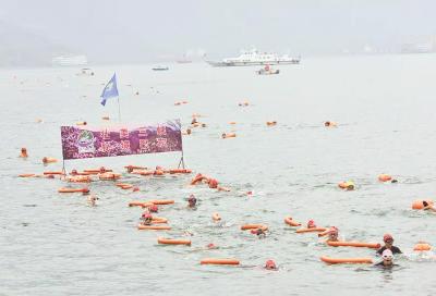 800多名冬泳爱好者横渡大三峡