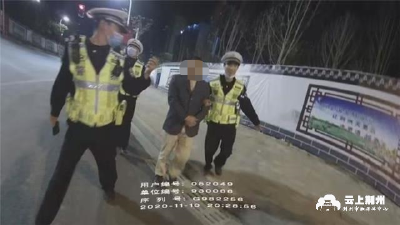 荆州：无证驾驶遇夜查逃进工地，和交警躲猫猫从角落被揪出