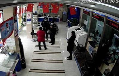荆州农商银行成功堵截一起99张百元假钞风险事件