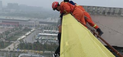 一轻生男悬挂60多米高楼外，10人拉“人链”合力救援……
