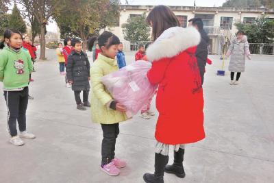 女教师给全校40名学生送棉衣