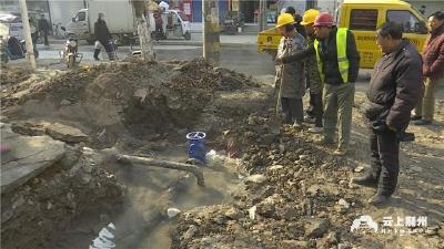 沙市区太师渊路一处水管破裂 附近居民出行受影响