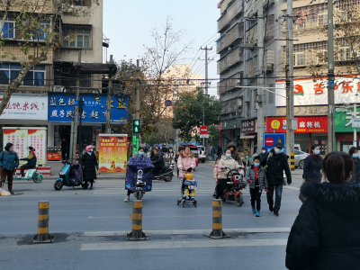 北京路肉联路口加装信号灯，过街请按灯通行