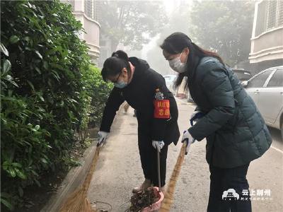 下沉党员社区过周末，清洁家园增强居民幸福指数 