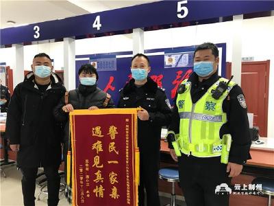 生死时速：女司机突发心脏病 交警3分钟救助脱离危险