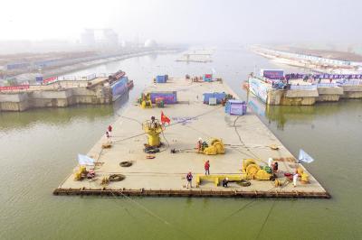 万吨“大箱”起航汉江 华中首条内河沉管隧道启动浮运安装