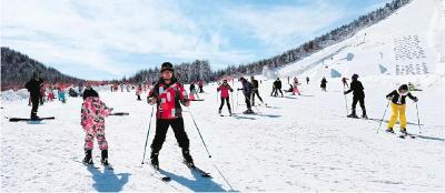 神农架冰雪节火爆开场 逾5000游客感受冰雪之美