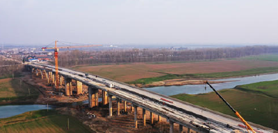 荆州区万城大桥右半幅预计明年1月底通车