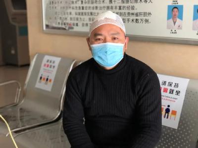 被安全锤连续敲击，他忍痛停车救下39人！