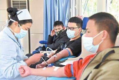 荆州热心市民积极参与无偿献血，为他们点赞！