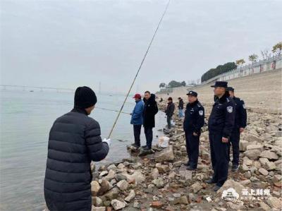 荆州市长江河道管理局直属分局联合水上派出所开展禁渔行动
