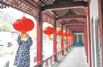 年味浓浓 黄鹤楼挂540个大红灯笼