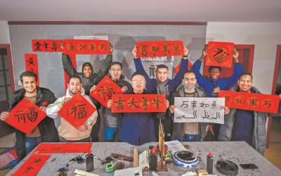  留学生在汉组团学习中国书法