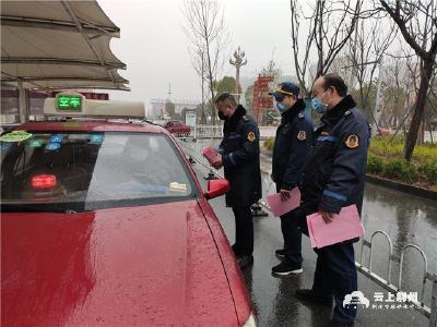 打击非法营运 荆州整治出租车市场 维护火车站周边秩序