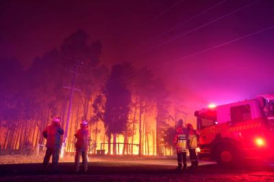 澳大利亚一市因疫情封锁后又爆发山火 居民：简直是世界末日