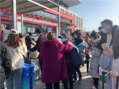 离别的车站：背起家乡味 踏上新征程！