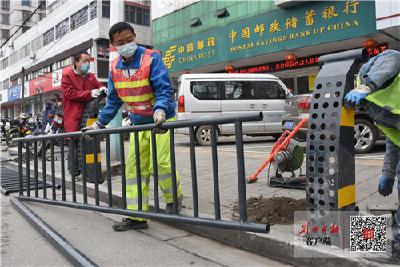 新型人行道隔离护栏亮相荆州城区路口