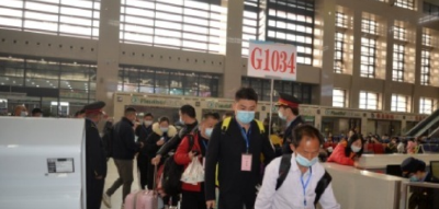 2021湖北首趟“点对点”赴粤返岗专列从荆州发出