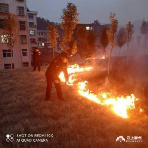 大堤上着火了？民警提示：春游风光好