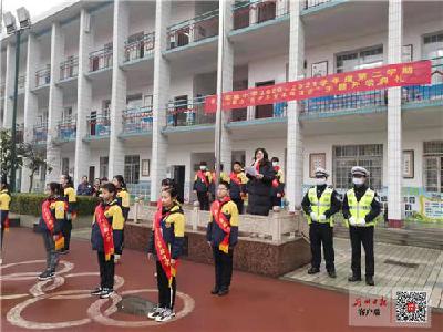 交警启动校园“护学岗”， 开学首日交通平稳有序