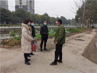 荆州区安心桥社区：春节帮助辖区流浪人员回家