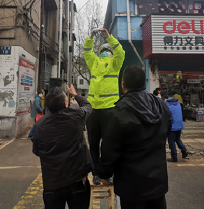 学校门前电线垂落 ，险！荆州交警及时除隐患，赞！