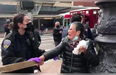 街边遭白人殴打 美国七旬华裔奶奶反击将其打上担架