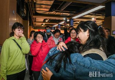 百名援鄂中医国家队员重返江夏方舱医院，与战友共跳“八段锦”