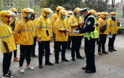提升安全意识 荆州交警为外卖小哥配送“安全大餐”