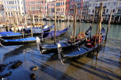意大利水城威尼斯遭遇罕见“低潮”，河道干涸、贡多拉船搁浅