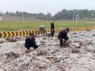 货物散落一地，民警迅速变身“搬运工”