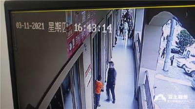 荆州一女子手机“不翼而飞” 监控拍下全部过程