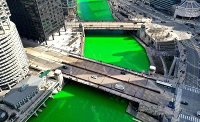 美国芝加哥河染绿 迎接圣帕特里克节