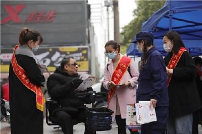 荆州千余志愿者街头宣讲消防产品打假常识