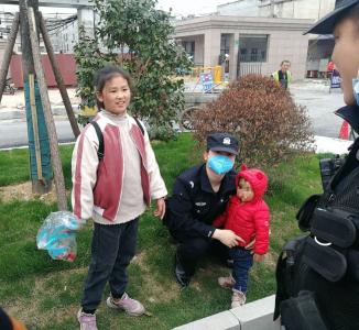 小学生偶遇小宝宝，这个决定救娃一命