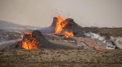 冰岛格尔丁达鲁尔火山出现两个新的火山喷发裂缝