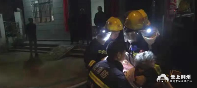 荆州一居民楼凌晨发生火灾 消防员抱出九旬老人