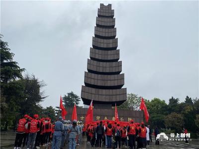 志愿者清明祭扫 弘扬志愿服务精神