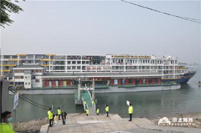 五星豪华游轮首航荆州 年内将有3万游客抵荆