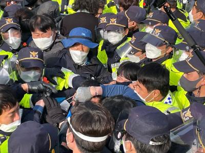 韩国反萨德民众与上千警察爆发冲突：建人墙拦军车 多人受伤