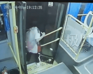 公交司机一个大意，女学生被车门夹住拖拽20秒！