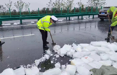 冰块洒落高速路，荆州交警及时清理保畅通