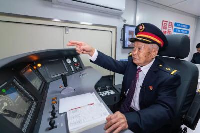 百岁“老司机”开“复兴号”？这个生日礼物背后的故事真热血！