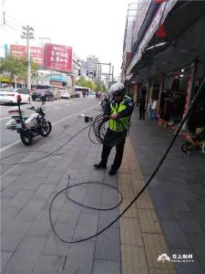 过街通信电缆掉落 交警及时排除险情