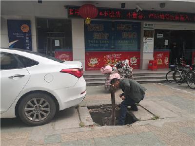 “这里的井盖破了，还有人掉下去” ，荆州12345接线为民解难